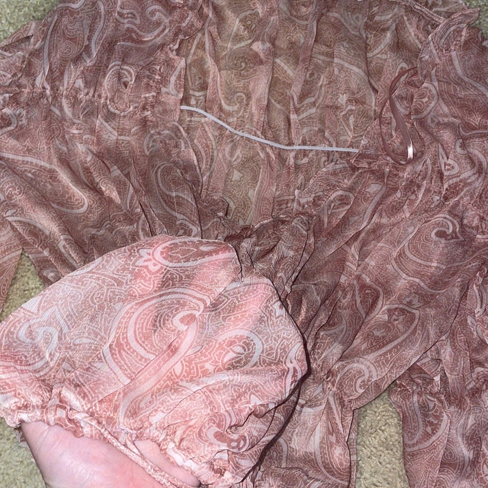 A7 - 368
VICI billowed tiered sheer top pink and white floral detail - Picture 4 of 17